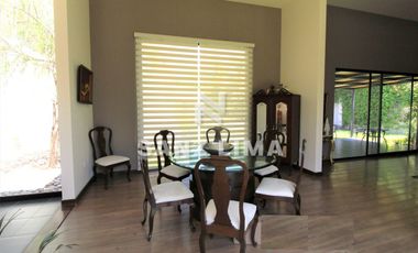 PRADERAS DE LA HACIENDA: Soberbia residencia con amplio jardín y alberca.