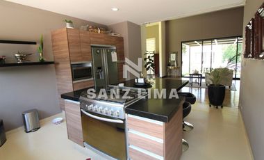 PRADERAS DE LA HACIENDA: Soberbia residencia con amplio jardín y alberca.