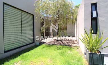 PRADERAS DE LA HACIENDA: Soberbia residencia con amplio jardín y alberca.