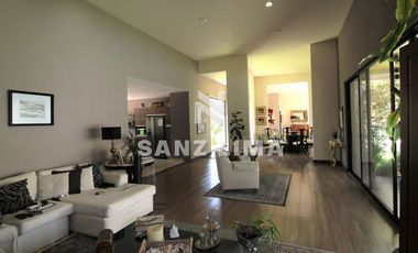 PRADERAS DE LA HACIENDA: Soberbia residencia con amplio jardín y alberca.