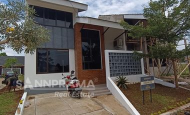 Rumah Mezanine dalam cluster pasir putih