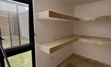 CASA EN VENTA MERIDA, PRIVADA MANANTIALES DE COCOYOLES, ENTREGA INMEDIATA.