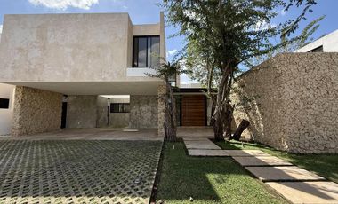 CASA EN VENTA MERIDA, PRIVADA MANANTIALES DE COCOYOLES, ENTREGA INMEDIATA.