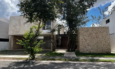 CASA EN VENTA MERIDA, PRIVADA MANANTIALES DE COCOYOLES, ENTREGA INMEDIATA.