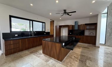 CASA EN VENTA MERIDA, PRIVADA MANANTIALES DE COCOYOLES, ENTREGA INMEDIATA.