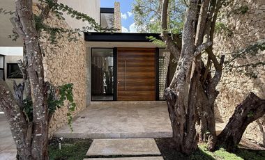 CASA EN VENTA MERIDA, PRIVADA MANANTIALES DE COCOYOLES, ENTREGA INMEDIATA.