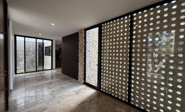 CASA EN VENTA MERIDA, PRIVADA MANANTIALES DE COCOYOLES, ENTREGA INMEDIATA.