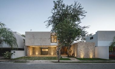 CASA EN VENTA MERIDA, PRIVADA MANANTIALES DE COCOYOLES, ENTREGA INMEDIATA.