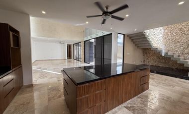 CASA EN VENTA MERIDA, PRIVADA MANANTIALES DE COCOYOLES, ENTREGA INMEDIATA.