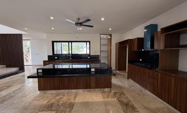 CASA EN VENTA MERIDA, PRIVADA MANANTIALES DE COCOYOLES, ENTREGA INMEDIATA.