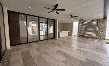 CASA EN VENTA MERIDA, PRIVADA MANANTIALES DE COCOYOLES, ENTREGA INMEDIATA.