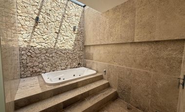 CASA EN VENTA MERIDA, PRIVADA MANANTIALES DE COCOYOLES, ENTREGA INMEDIATA.