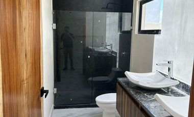 CASA EN VENTA MERIDA, TEMOZON NORTE, PRIVADA SOLUNA, MODELO BETHA, A 9 MESES.