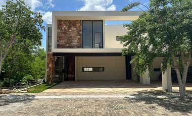 CASA EN VENTA MERIDA, TEMOZON NORTE, PRIVADA SOLUNA, MODELO BETHA, A 9 MESES.