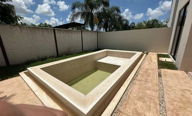CASA EN VENTA MERIDA, TEMOZON NORTE, PRIVADA SOLUNA, MODELO BETHA, A 9 MESES.