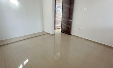 CASA EN VENTA EN MERIDA, EN FRACC. SAN DIEGO CUTZ, CON CANAL DE NADO, LISTA.