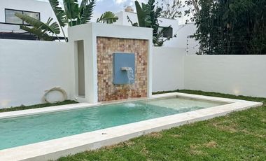 CASA EN VENTA EN MERIDA, EN FRACC. SAN DIEGO CUTZ, CON CANAL DE NADO, LISTA.