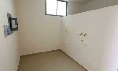 CASA EN VENTA EN MERIDA, EN FRACC. SAN DIEGO CUTZ, CON CANAL DE NADO, LISTA.