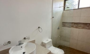 CASA EN VENTA EN MERIDA, EN FRACC. SAN DIEGO CUTZ, CON CANAL DE NADO, LISTA.