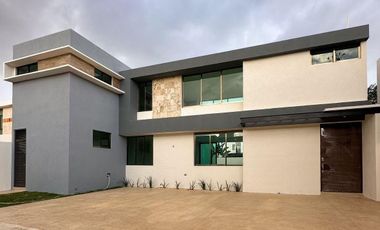 CASA EN VENTA EN MERIDA, EN FRACC. SAN DIEGO CUTZ, CON CANAL DE NADO, LISTA.