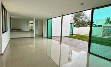 CASA EN VENTA EN MERIDA, EN FRACC. SAN DIEGO CUTZ, CON CANAL DE NADO, LISTA.