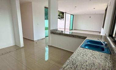 CASA EN VENTA EN MERIDA, EN FRACC. SAN DIEGO CUTZ, CON CANAL DE NADO, LISTA.
