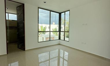 CASA EN VENTA EN MERIDA, EN FRACC. SAN DIEGO CUTZ, CON CANAL DE NADO, LISTA.