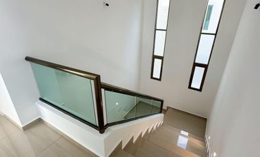 CASA EN VENTA EN MERIDA, EN FRACC. SAN DIEGO CUTZ, CON CANAL DE NADO, LISTA.