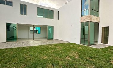 CASA EN VENTA EN MERIDA, EN FRACC. SAN DIEGO CUTZ, CON CANAL DE NADO, LISTA.