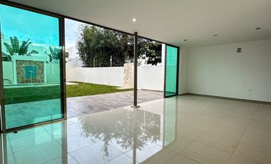 CASA EN VENTA EN MERIDA, EN FRACC. SAN DIEGO CUTZ, CON CANAL DE NADO, LISTA.