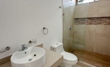 CASA EN VENTA EN MERIDA, EN FRACC. SAN DIEGO CUTZ, CON CANAL DE NADO, LISTA.