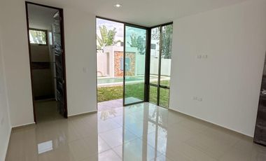 CASA EN VENTA EN MERIDA, EN FRACC. SAN DIEGO CUTZ, CON CANAL DE NADO, LISTA.