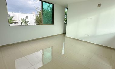 CASA EN VENTA EN MERIDA, EN FRACC. SAN DIEGO CUTZ, CON CANAL DE NADO, LISTA.