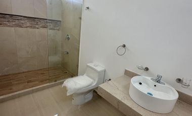 CASA EN VENTA EN MERIDA, EN FRACC. SAN DIEGO CUTZ, CON CANAL DE NADO, LISTA.