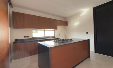 CASA EN VENTA MERIDA, CONKAL, PRIVADA NADIRA, CASA LEO, LISTA.