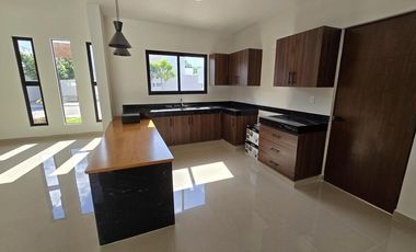 CASA EN VENTA MERIDA, PRIVADA PRADERAS DEL MAYAB, MOD. COZUMEL, ENERO 2026.