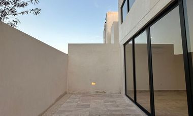 CASA EN VENTA MERIDA, TIXCUYTUN, PAJARO EN PIEDRA, MOD. 135, SEPT 2025.