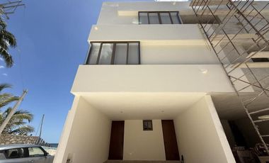 CASA EN VENTA MERIDA, PLAYA TELCHAC, PUERTA DEL MAR, FRENTE AL MAR, LISTO.