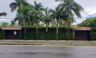 CASA EN VENTA, MERIDA, TEMOZON NORTE, SOBRE LA AVENIDA.