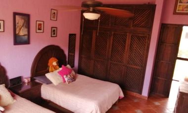 CASA EN VENTA, MERIDA, TEMOZON NORTE, SOBRE LA AVENIDA.