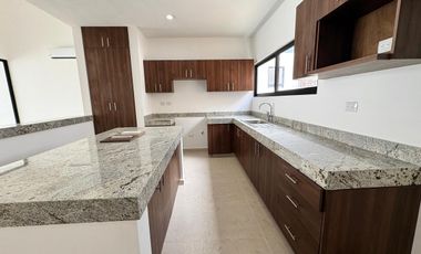 CASA EN VENTA MERIDA, EN GRAN SAN PEDRO CHOLUL, PRIVADA XCANATUN, LISTA.