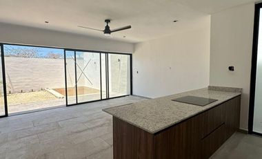 CASA EN VENTA MERIDA, CONKAL, PRIV ELEMENTA, MODELO PIEDRA, A 1 MES.