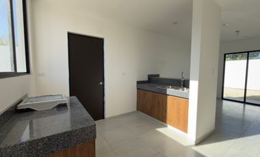 CASA EN VENTA MERIDA, CONKAL, PRIVADA SENDA REAL, MOD. MANZANARES, LISTA.