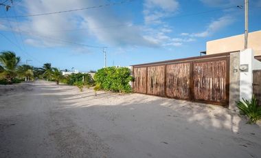 CASA EN VENTA MERIDA, PLAYA SAN BENITO A 100 MTS DEL MAR, ENTREGA INMEDIATA.
