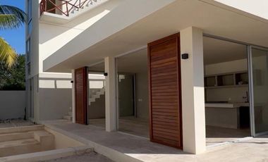CASA EN VENTA MERIDA, PLAYA CHICXULUB, COSTERA VILLA, A 300 M DEL MAR, LISTA.
