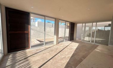 CASA EN VENTA MERIDA, PLAYA CHICXULUB, COSTERA VILLA, A 300 M DEL MAR, LISTA.