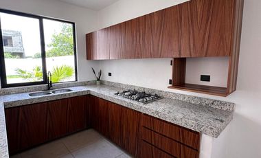 CASA EN VENTA MERIDA, CONKAL, PRIVADA SILVESTA, MOD. PALMA, PREVENTA A 6 MESES.