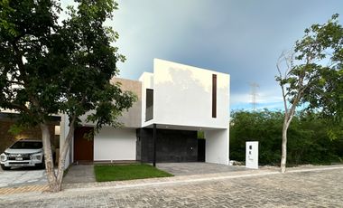 CASA EN VENTA MERIDA, TEMOZON NORTE, PRIVADA SOLUNA RESIDENCIAL, BETRIA, LISTA.