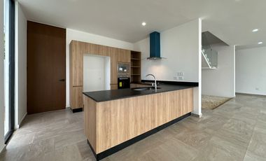 CASA EN VENTA MERIDA, TEMOZON NORTE, PRIVADA SOLUNA RESIDENCIAL, BETRIA, LISTA.