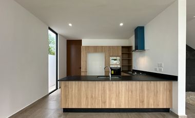 CASA EN VENTA MERIDA, TEMOZON NORTE, PRIVADA SOLUNA RESIDENCIAL, BETRIA, LISTA.